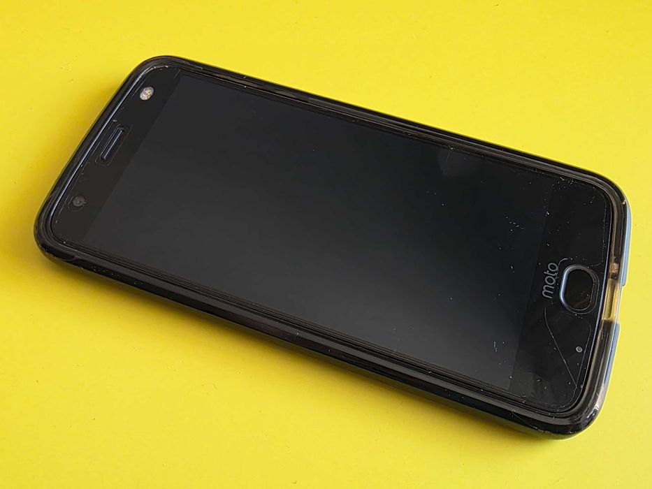 Moto Z2 Force, компактен смартфон c 5.5" екран кой не се чупи , тънък 6 мм, метална задна част