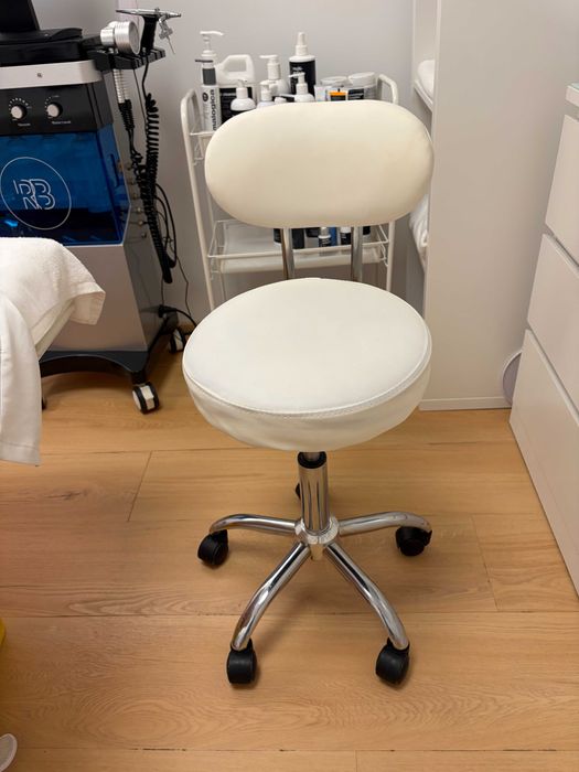 Taburet rotund alb pentru cosmetician, cu roti