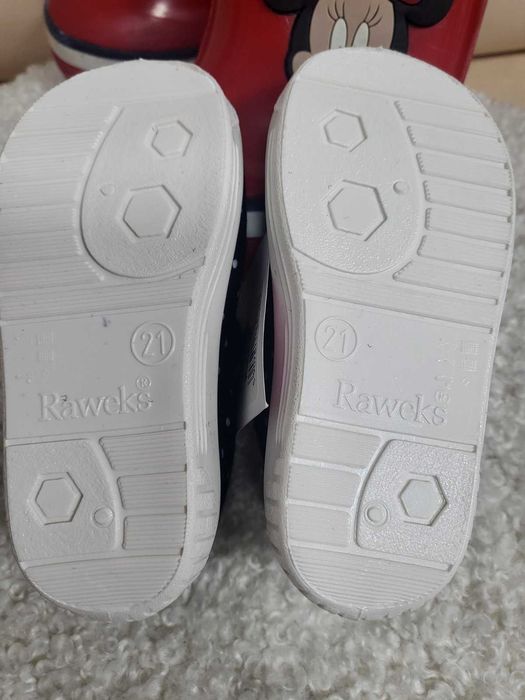 Нови детски пантофи и подарък гумени ботуши