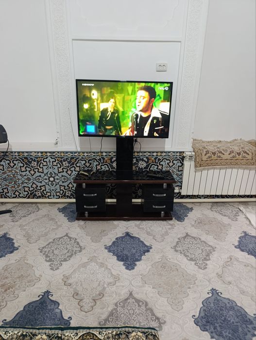 Телевизор Артель, 43 экран с прдставкой состояния отличная.с подставко