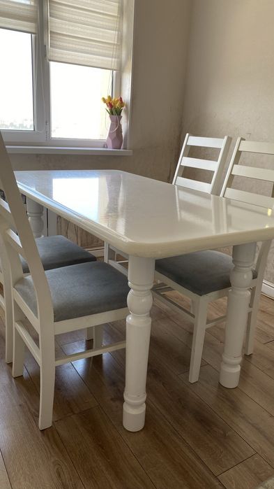 Продам кухонный стол со стульями