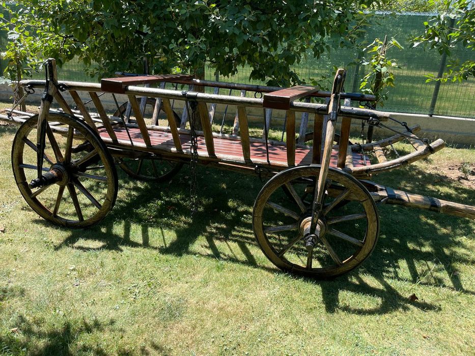 Căruța design foarte veche bine intretinuta