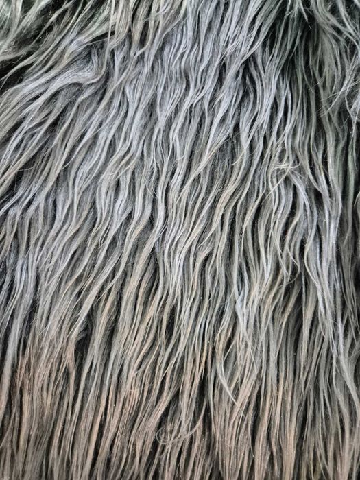 Aceasta este o jachetă din blană artificială gri