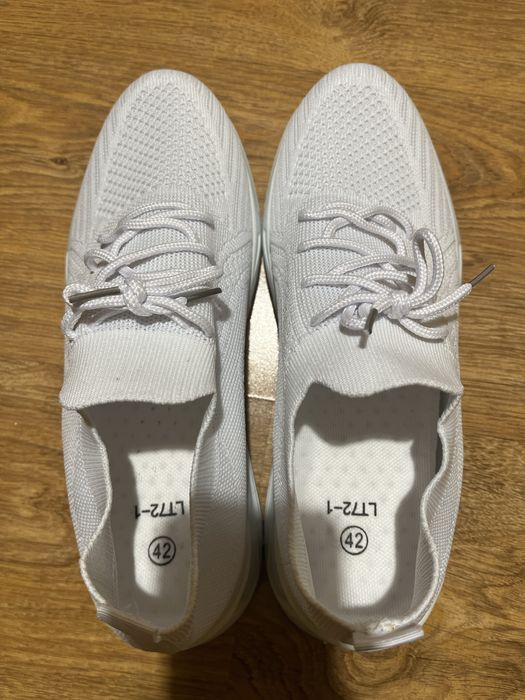 Чисто нови дамски маратонки