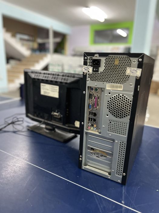 Компютър с монитор и клавиатура