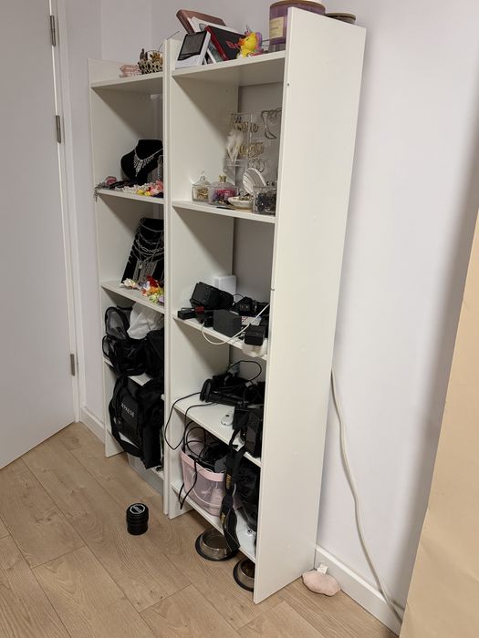 Mobilier ikea biblioteca si corp cu sertare si scaun birou roz