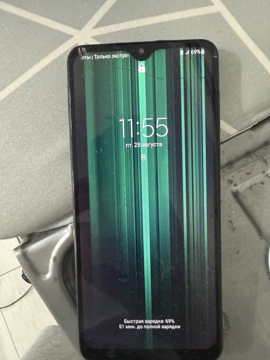 Samsung a12 с разбитым стеклом и зелеными полосами
