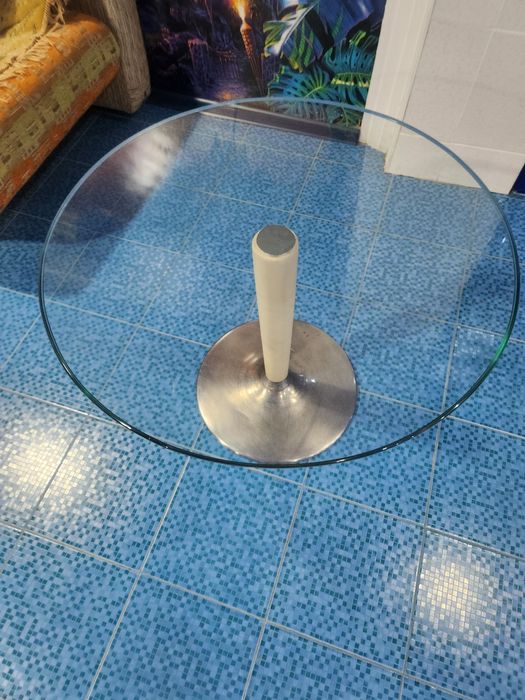 Стол и магнитолу