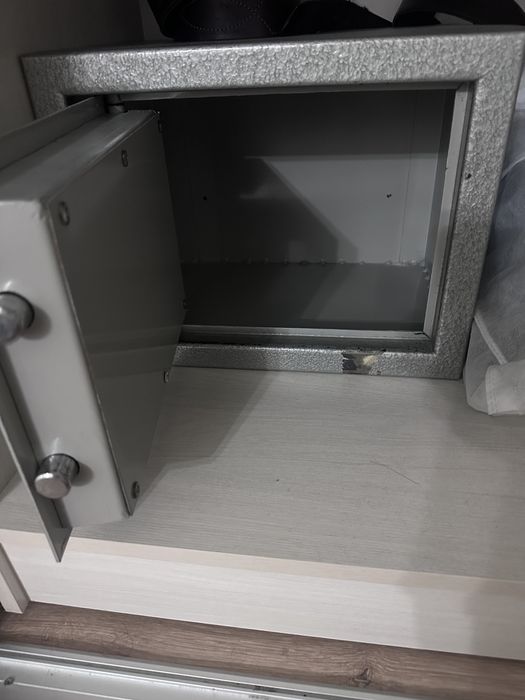 Продается сейф небольшой