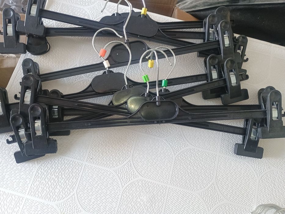 Вешала белые для одежды.