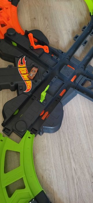 Hot weels писта "Гигантска осморка"