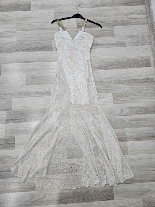 Rochie elegantă albă cu paiete – Model de ocazie, foarte fină