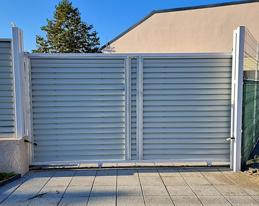 Construim la comanda dvs. garduri si porti din:
- panouri stil jaluzea