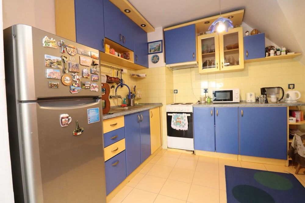 Продава тристаен апартамент в Хиподрума зад р-т Ниагара.