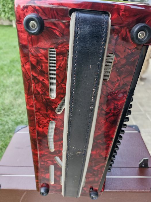 Acordeon  gernan în stare excelenta  cu 72 basi rosu