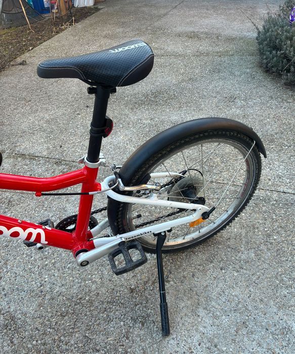 bicicletă Woom 4, roșie, apărători, lumini, sonerie