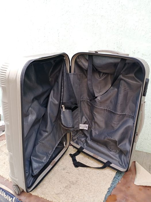 Чемодан . чемодан.