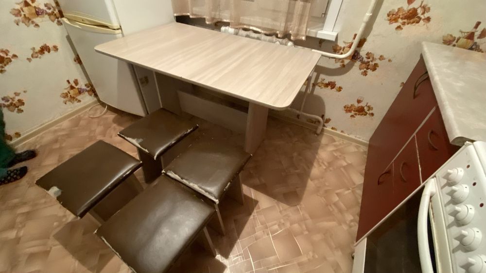 Продам кухонный стол с табуретками