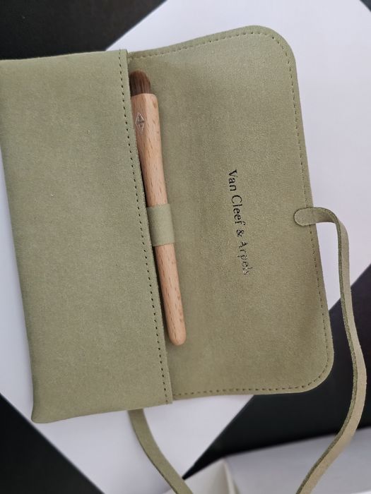 VAN Cleef & Arpels  гривна