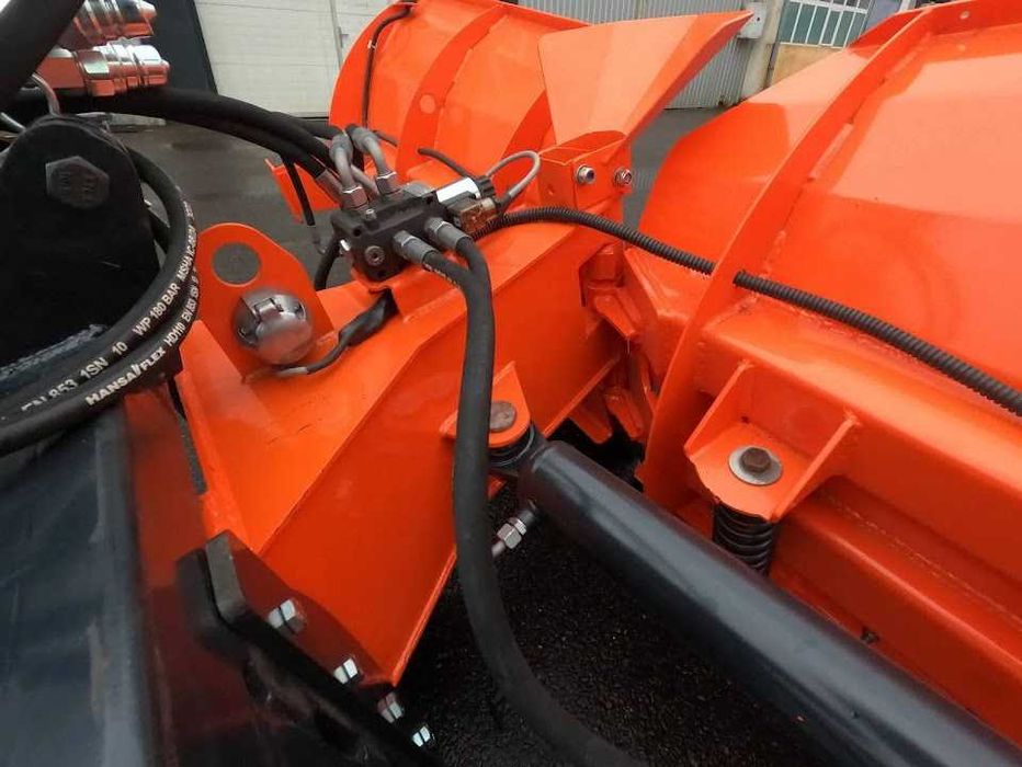 Lama zapada in V buldoexcavator, incarcator telescopic sau Unimog