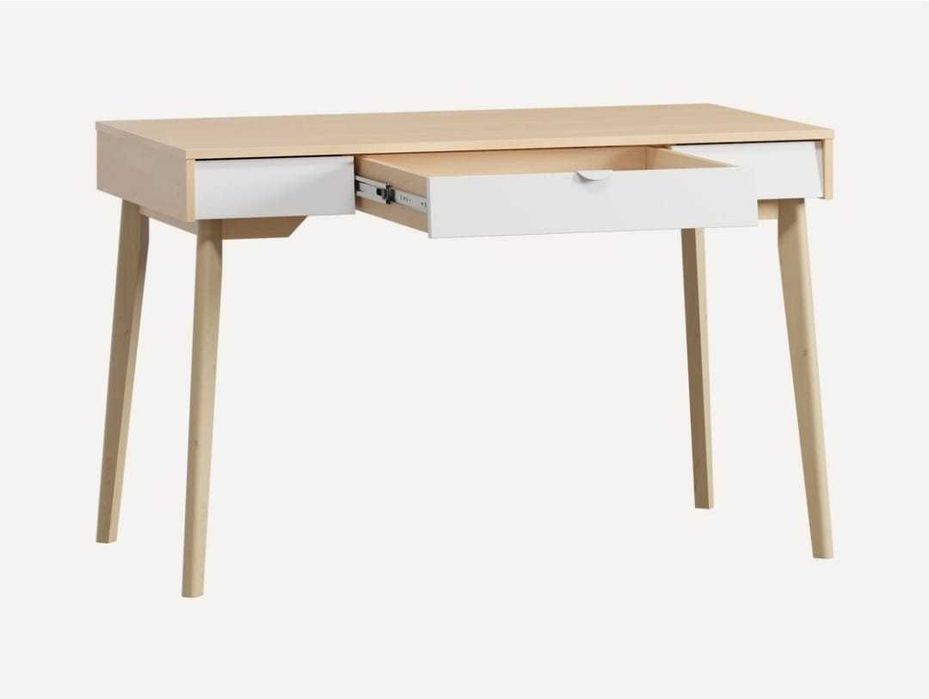 Два детских письменных стола.