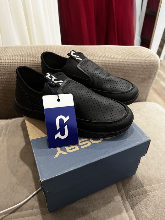 Продам новые школьные кроссовки для мальчика