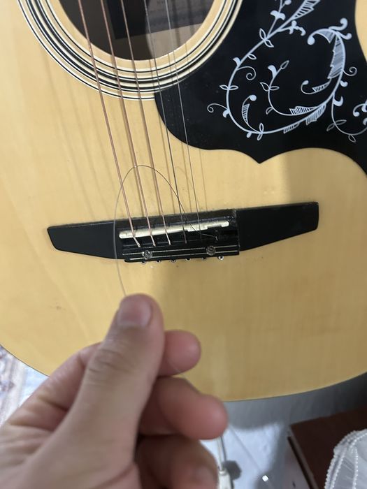 Гитара буушный ремень и каподастер есть.