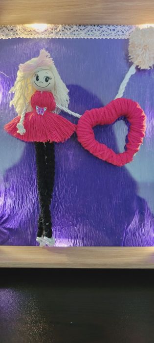 Ръчно изработена кукла в рамка