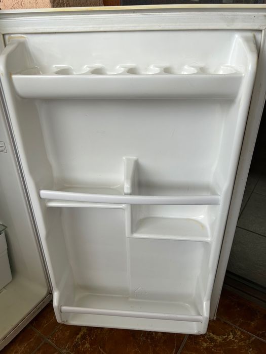 Хладилник малък с вътрешен горен фризер