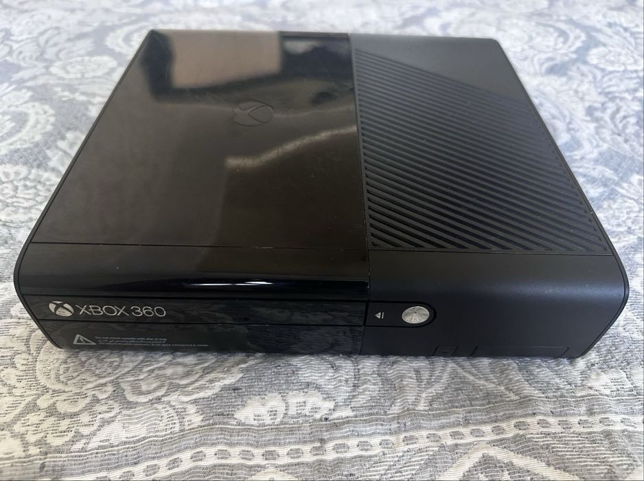 Продаю Xbox 360 E, 2 геймпада и блок питания