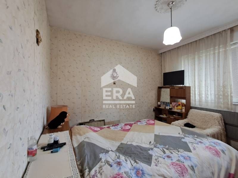 Тристаен ексклузивен апартамент за продажба, с отделна кухня, в санира