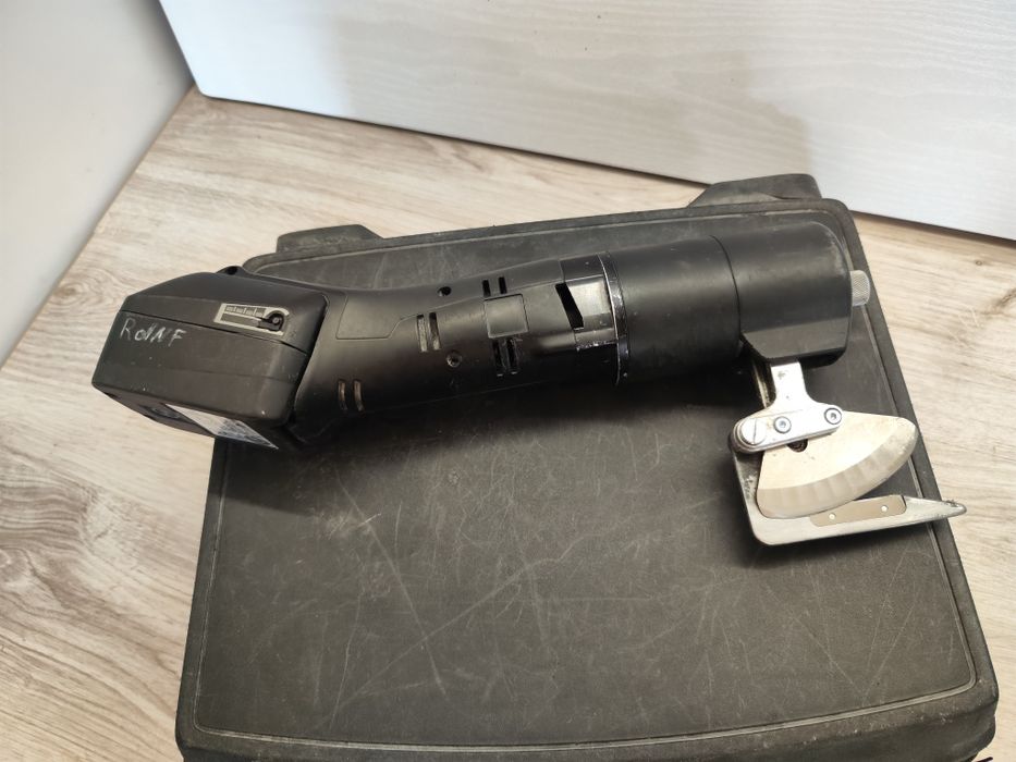 Masina de taiat material pe acumulator Fein Mofex