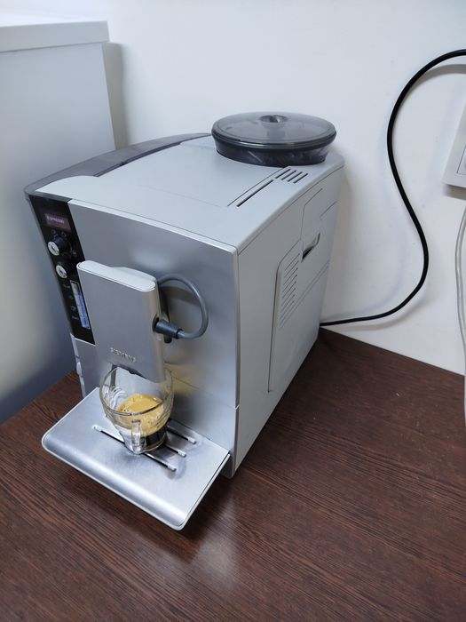 Expresor cu boabe de cafea și cafea măcinată