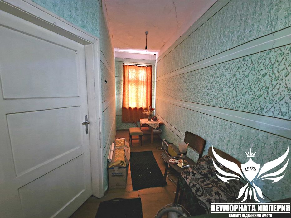 Триетажна къща с постройки 145РЗП с 194кв. в двор село Орехово