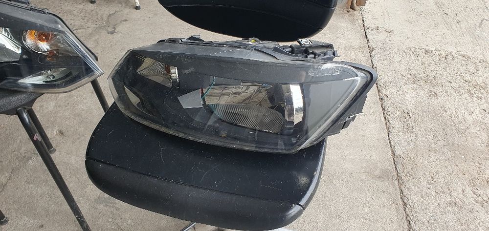 Far stânga și dreapta față Volkswagen Polo An 2012