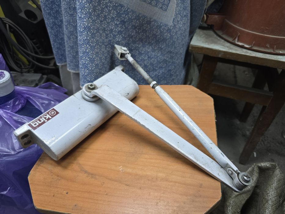 Продаю доводчик на двери.