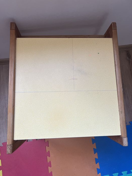 Продавам детска маса със стол