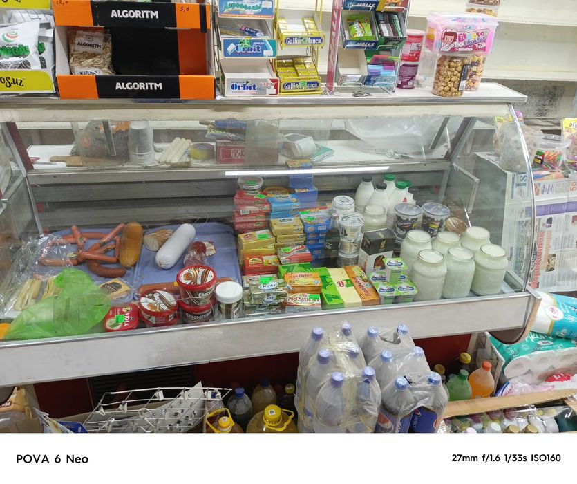 Vitrina xladilnik oziq ovqatga