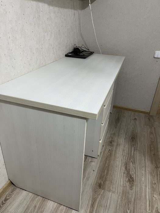 Продам стол для учебы с полкой