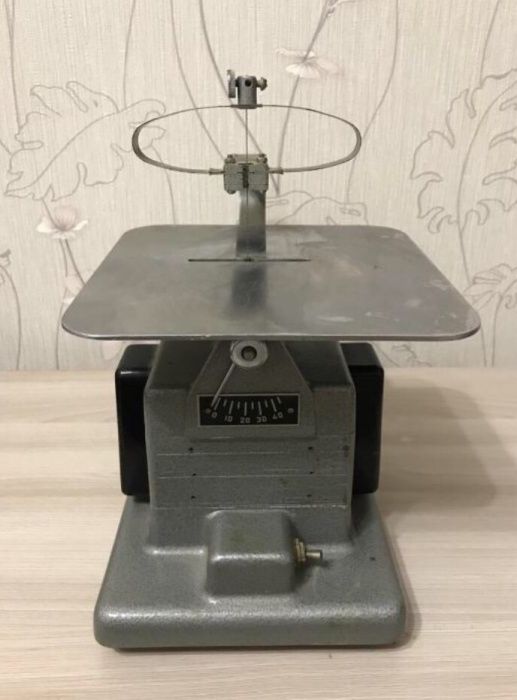 Настольный электро лобзик в хорошем состоянии, 220 вольт, СССР .