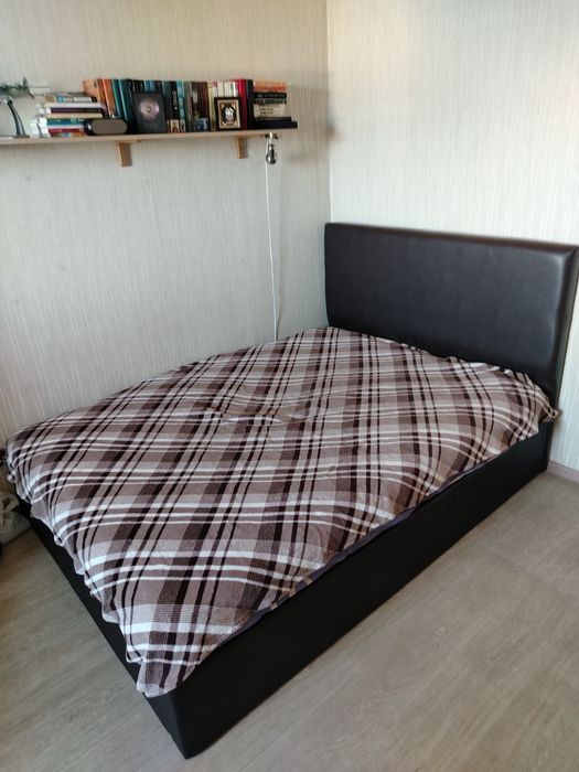 Продам кровать двухспальную.