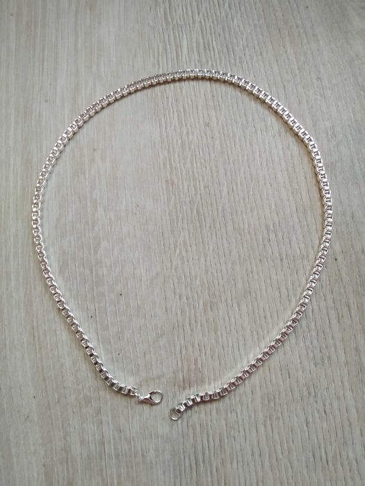 Нов, масивен и дълъг сребърен ланец. В кутия