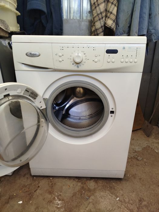Vând mașina de spălat Whirlpool