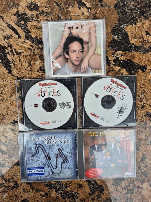 Vând 20 CD muzica ușoară mixtă straina artisti  internationali

- Tot