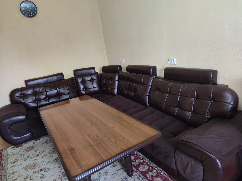 Срочно! Продаётся диван-уголок и стол в отличном состоянии.