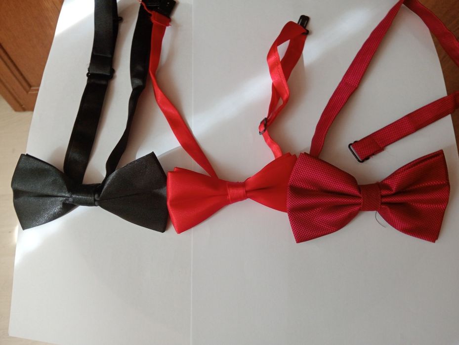 Costum 3 piese cu Pantofi pentru băieți, plus un papion la alegere.