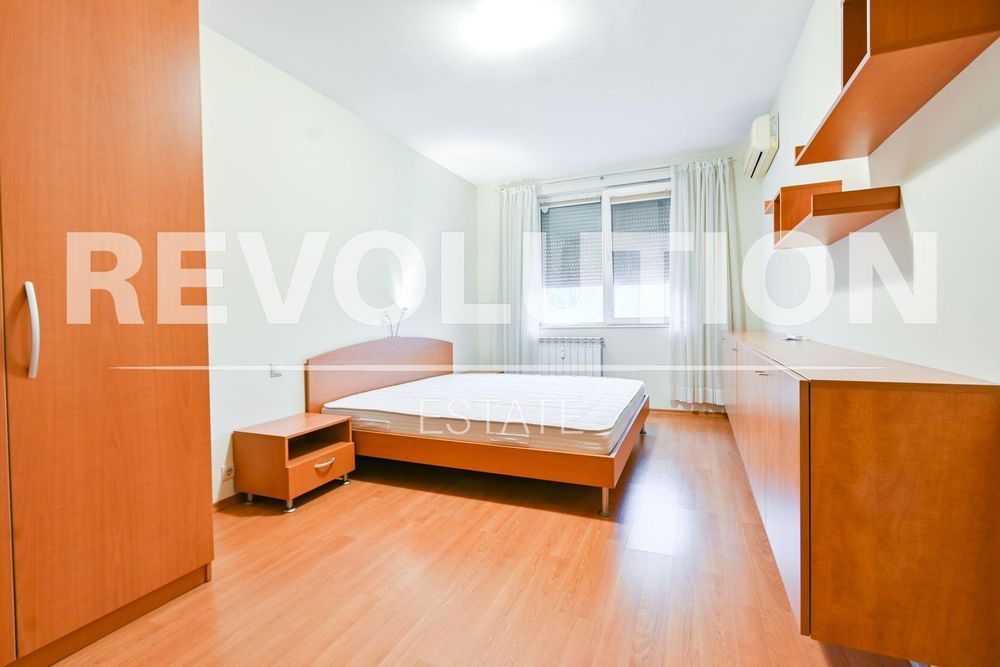 Тристаен апартамент в ж.к. Гоце Делчев.