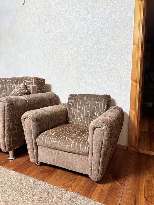 Продам диван с двумя креслами