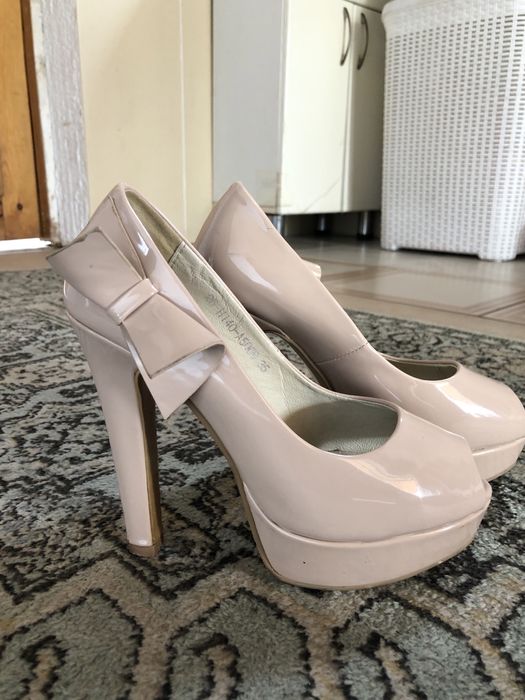 Женские туфли со стразами