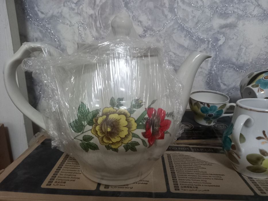 Чайники и чайный сервиз. За все 150 тысяч. .